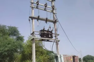 रायबरेली: एक साल से सौ घरों को नहीं नसीब हो रही बिजली, अंधेरे में गुजर रहीं रातें….