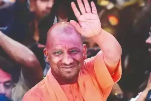 योगी सरकार 2.0: योगी के राजतिलक के लिए भगवामय हुई राजधानी, मंदिरों में हो रहा भजन तो भाजपा मुख्यालय में छन रही हैं पूरियां, देखें तस्वीरें…