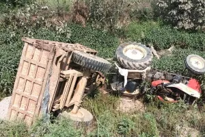 बहराइच: बाइक सवार को बचाने के चक्कर में गड्ढे में पटला ट्रैक्टर-ट्रॉली, चालक घायल