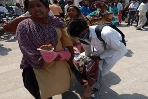 आगरा: एसएन मेडिकल कॉलेज में लगी आग, मरीजों को गोद में उठाकर भागे तीमारदार