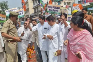 बाराबंकी: डीजल-पेट्रोल और रसोई गैस की कीमतों में वृद्धि के खिलाफ कांग्रेस ने किया प्रदर्शन