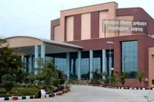 लखनऊ: ऑफलाइन पढ़ाई की मांग को लेकर बीबीएयू के छात्रों ने कुलपति के खिलाफ खोला मोर्चा