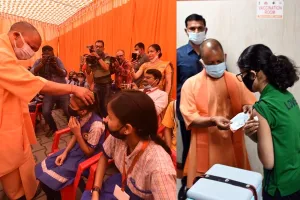 कार्यवाहक सीएम योगी ने कोरोना रोधी टीकाकरण केंद्र का किया निरीक्षण,बच्चों से की बात