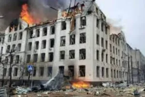 Russia Ukraine War: रूस ने यूक्रेन के खारकीव में की एयरस्ट्राइक, इमारत में लगी आग