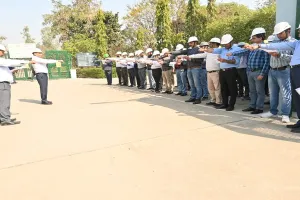 बाराबंकी: राष्ट्रीय सुरक्षा पखवारा प्रारंभ, चीनी मील के महाप्रबंधक ने कर्मचारियों को दिलाया संकल्प