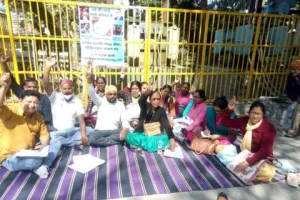 हल्द्वानी: कोऑपरेटिव सोसाइटी के खिलाफ प्रदर्शन, रुपये हड़पने का लगाया आरोप