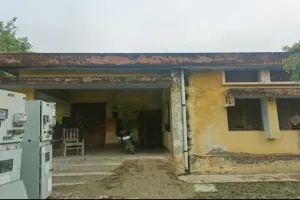 अयोध्या: विद्युत कर्मचारियों को खतरों के बीच करना पड़ रहा काम, शौचालय तक की नहीं व्यवस्था