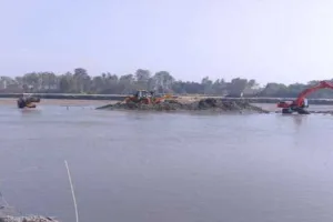 अमेठी: खनन माफिया खनन कर डम्परों में भरवाकर बेच रहे है, तालाब की मिट्टी