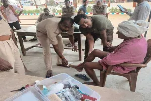 बहराइच: घायल वृद्ध का सिपाही ने किया प्राथमिक उपचार, परिवार को किया सुपुर्द