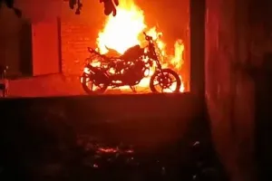 आजमगढ़: बाइक जलकर बनी आग का गोला, बाल-बाल बचा युवक