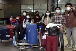 यूक्रेन से लौटे भारतीय छात्रों ने छलकती आंखों से बयां किया अपना दर्द, ‘दो डिग्री तापमान में 10 किलोमीटर पैदल चलना पड़ा’