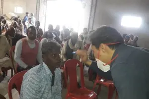 पीलीभीत: शिविर में मरीजों की आंखों का किया परीक्षण