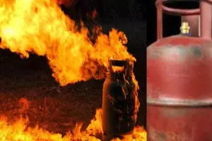 बांदा: सिलेंडर फटने से घर में लगी भीषण आग, जिंदा जला युवक