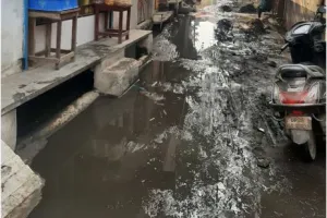  बरेली: गुलाब नगर की सड़कों पर फैला कीचड़, चलना नहीं आसान