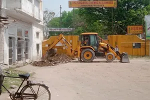 बहराइच: चीनी मिल गेट पर रेलवे का चला बुलडोजर, मुख्य गेट के सामने खोदा गड्ढा