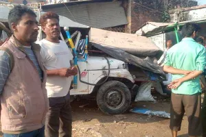 बहराइच: वाहनों को रौंदते हुए पलटा अनियंत्रित ट्रक, तीन घायल