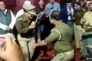 मुरादाबाद: शांतिपूर्ण मतदान होने पर पुलिस ने किया नागिन डांस, वीडियो वायरल