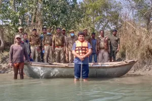 पीलीभीत: कर्मचारियों की मिली लापरवाही तो डीडी ने संभाली कमान