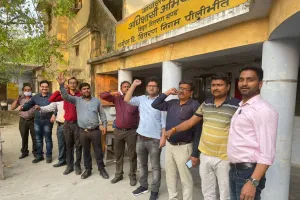  पीलीभीत: भ्रष्टाचार के खिलाफ गरजे पावर कॉरपोरेशन के इंजीनियर