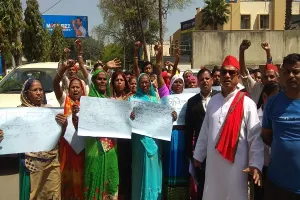 मुरादाबाद : लोकतंत्र बचाओ मोर्चा ने कलेक्ट्रेट पर किया प्रदर्शन, कहा-सब्जी विक्रेताओं को आवंटित की जाए दुकानें