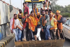 बरेली: भाजपा कार्यकर्ताओं ने बुलडोजर पर सवार हो निकाली विजय यात्रा