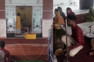 कन्नौज: राधाकृष्ण मंदिर में श्रद्धालुओं ने खेली फूलों की होली, भजनों और गीतों पर झूमें भक्त