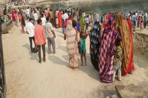 बाराबंकी: गोमती नदी में पलटी नाव, दर्जनों लापता, एक का मिला शव