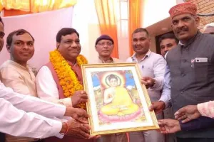 बरेली: विधायकों को गौतम बुद्ध की प्रतिमा देकर किया सम्मानित