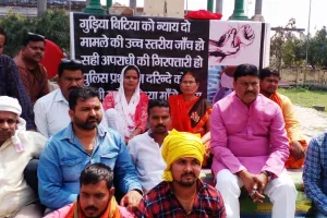 अयोध्या: धरने पर बैठी समाजसेविका को मिला समाजवादी पार्टी का समर्थन, धरना स्थल पर पहुंचे सपा नेता