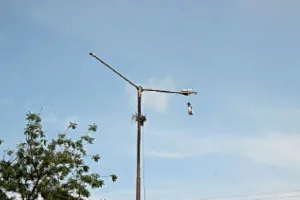 बरेली: साहूकारा के खंभों पर लटक रहीं टूटी लाइटें, गलियों में रहता है अंधेरा