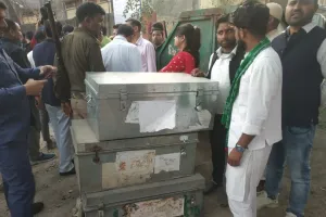 बरेली: परसाखेड़ा वेयर हाउस पर खाली बैलेट पेपर लेकर आई गाड़ी, सपाइयों का हंगामा