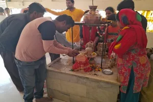 बिजनौर : प्रतिमा के दूध पीने की सूचना पर शिव मंदिर में लगी श्रद्धालुओं की भीड़