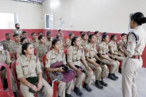 हल्द्वानी: एनसीसी कैडेट्स को साथ लेकर पुलिस ने पढ़ाया ट्रैफिक नियमों का पाठ