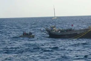 गुजरात तट के निकट पाकिस्तानी नाव में सवार नौ लोगों को पकड़ा गया, 280 करोड़ की हेरोइन भी जब्त