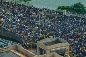 Sri Lanka Crisis: श्रीलंका में राष्ट्रपति राजपक्षे पर इस्तीफे का बढ़ा दबाव, हजारों लोग सड़कों पर उतरे