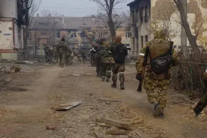 Russia Ukraine War: रूसी गोलाबारी के कारण मारियुपोल में फंसे एक लाख से अधिक लोग