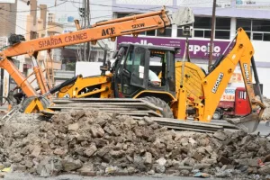 बरेली: अवैध खोखे व दुकानों पर चला बुलडोजर