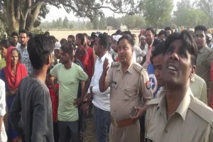 बिजनौर : विद्युत आपूर्ति सुचारू करने के लिए खंभे पर चढ़ा लाइनमैन, करंट लगने से मौत