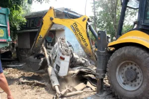 हल्द्वानी: टीपीनगर में अतिक्रमण हटाने गई टीम से फिर भिड़े मैकेनिक, हंगामा