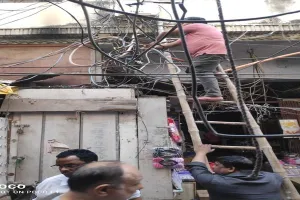 लखनऊ: यहियागंज में बिजली के तारों में हो रहे शॉर्ट सर्किट से व्यापारी परेशान, बिजली विभाग पर लगाया यह गंभीर आरोप