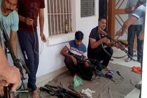 श्रमदान दिवस: खाकी ने दिनभर बहाया पसीना, टड़ियावां एसएचओ ने जमीन पर बैठकर की असलहों की सफाई