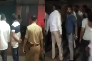 अलीगढ़: नमाज के दौरान दो समुदायों में घमासान, मस्जिद पर पथराव के साथ लगाए गए धार्मिक नारे, घरों में घुसकर बच्चों और महिलाओं को पीटा