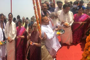 अयोध्या: उपराष्ट्रपति पत्नी के साथ पहुंचे रामलला दरबार, मंदिर में की पूजा-अर्चना