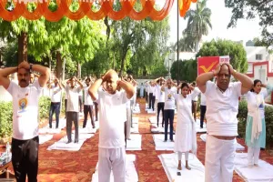 अयोध्या: योग दिवस को यादगार बनाने के लिए काउंटडाउन कार्यक्रम का हुआ शुभारंभ, सैकड़ों कर्मचारियों ने किया योगा