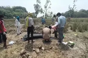 अयोध्या: DM ने कब्र से निकलवा कर किशोरी का शव पोस्टमार्टम के लिए भेजा, संदिग्ध परिस्थितियों में हुई थी मौत