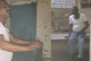 अयोध्या: रेलवे विभाग के कर्मचारी की बड़ी लापरवाही, खुले फाटक से गुजरती रही ट्रेन, सोता रहा रेलकर्मी, वीडियो वायरल