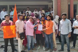 बहराइच: छात्रवृत्ति में अनियमितताओं के विरोध में विद्यार्थी परिषद का प्रदर्शन, सौंपा ज्ञापन