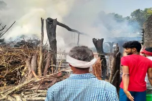 बहराइच: अग्निकांड में तीन ग्रामीणों के फूस के मकान राख, अनाज के साथ नकदी भी जली