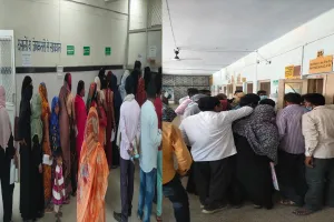 बहराइच: आसपास के जिलों में बढ़ रहा कोरोना, अस्पताल में बिना मास्क के लगी भीड़