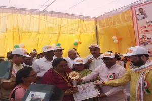 कहकशां को मिला विद्यालय को संवारने का पुरस्कार, सतीश शर्मा ने प्रतीक चिन्ह देकर किया सम्मानित